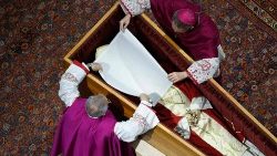 திருத்தந்தையின் உடலினை வெள்ளைத்துணிகொண்டு மூடும் கர்தினால்கள்