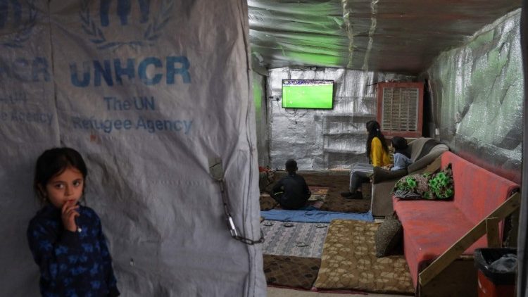 Criança yazidi em campo para deslocados internos em Khanke, fronteira com a Turquia