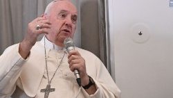 Papež během zpátečního letu do Říma v neděli odpoledne