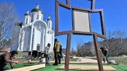 Kreuz über den Massengräbern von Butscha bei Kyiv