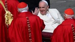 Archivbild: Papst Franziskus und Kardinäle