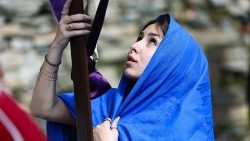 Leo Kristo Yesu anatuambia asiye na dhambi hiyo: kwa mawazo, maneno, matendo na kwa kutotimiza wajibu awe wa kwanza kutupa jiwe.