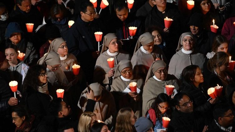 Njia ya Msalaba kuzunguka magofu ya Roma ni ushuhuda wa imani