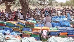 Funcionários do UNICEF preparam kits de emergência para distribuir a refugiados sudaneses na fronteira com o Chade.