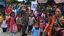 मणिपुर में सुरक्षित स्थान में जाने के लिए तैयार करती पुलिस 