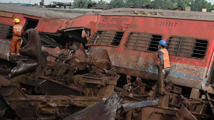 Наступствы чыгуначнай катастрофы ў Індыі