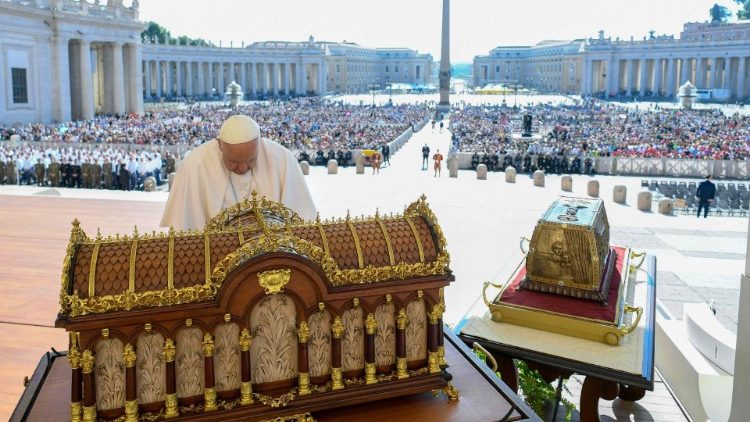 Le Pape François prie devant les reliques de Sainte Thérèse de Lisieux et sur celles de ses parents Louis et Zélie Martin, le 7 juin 2023 place Saint-Pierre.