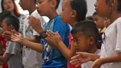 Kinder während einer Kindermesse in Imphal