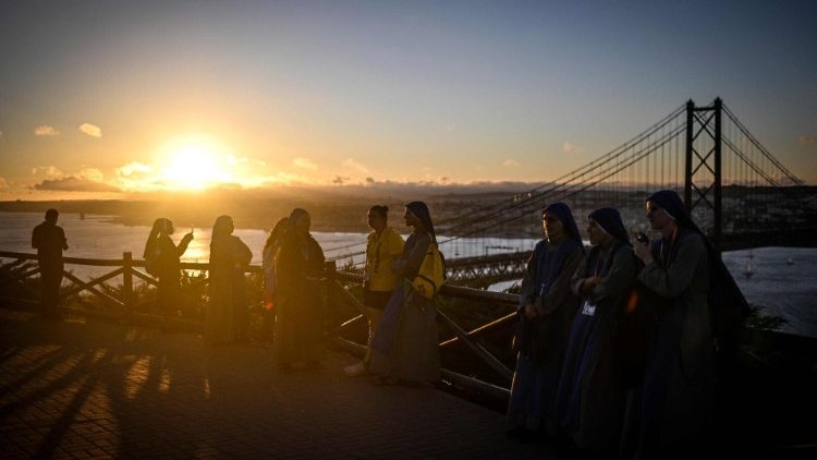 Un groupe de pèlerins au sanctuaire de Almada, au sud de Lisbonne, le 28 juillet 2023. 