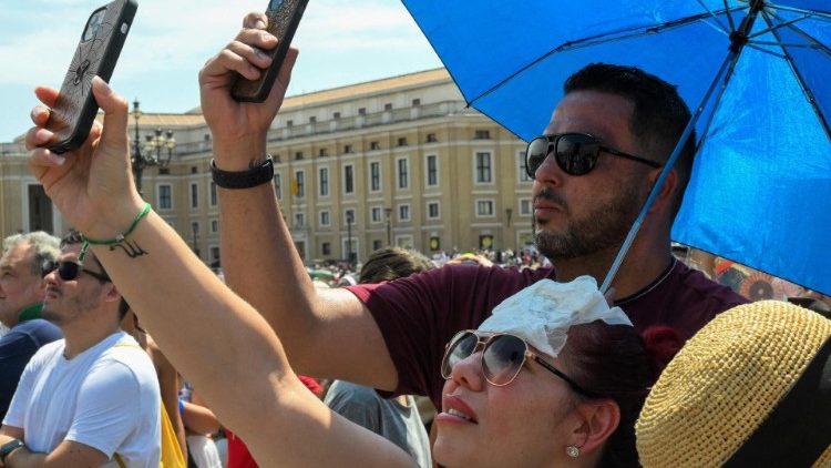 Vijana wengi walikuwa uwanjani Mtakatifu PETRO ambao wanakwenda Ureno kwenye WYD.