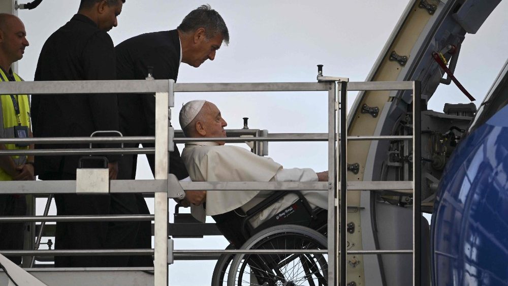 O Papa Francisco, sentado em uma cadeira de rodas, é elevado em uma plataforma para embarcar em seu avião em 2 de agosto de 2023 no aeroporto Fiumicino de Roma. (Foto de Andreas SOLARO/AFP)