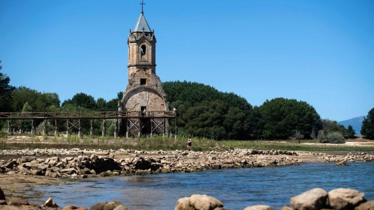 Ruine einer Kirche am spanischen Fluss Ebro