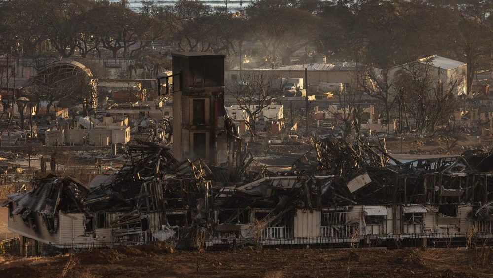 Casas e prédios queimados são retratados após um incêndio florestal, visto em Lahaina, oeste de Maui, Havaí, em 12 de agosto de 202 (Foto de Yuki IWAMURA/AFP)