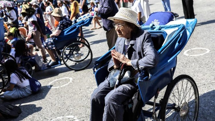 Ілюстрацыйнае фота. Пажылая жанчына падчас пілігрымкі ў Лурд