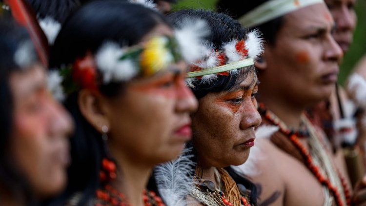 Des membres de l'ethnie Waorani, le 14 août, lors d'une marche pour défendre le "oui" au référendum.