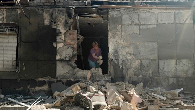 Chersoń, dom uderzony przez rakietę 14.08