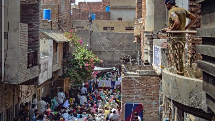 Chrześcijanie modlący się w pobliżu spalonego kościoła św. Jana w Jaranwali, 20 sierpnia 2023 r.