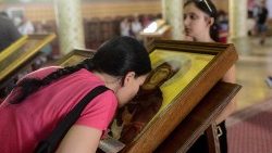 Ein orthodoxe Gläubige küsst eine Marienikone