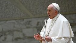 आमदर्शन समारोह में विश्वासियों को आशीष देते संत पापा फ्राँसिस