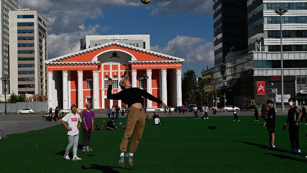 Pessoas jogam vôlei na praça principal da capital da Mongólia, Ulan Bator, em 30 de agosto de 2023. (Foto de Pedro PARDO / AFP)
