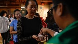 Fieles cristianos en el momento de la comunión