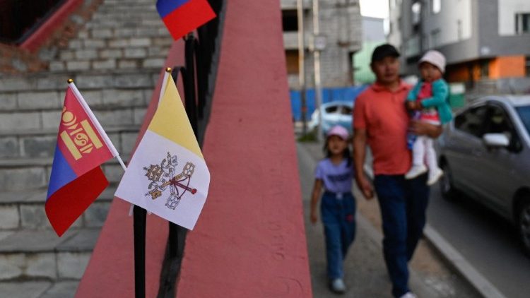 Vibendera vya Mongolia na vya kipapa vinapepea katika miji nchini Mongolia