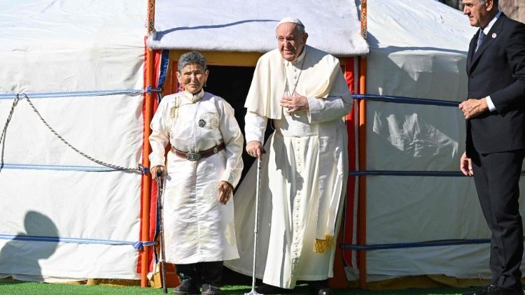 Papa Francisc în Mongolia, la ieșirea dintr-o locuință tradițională Mongolă - iută sau ger