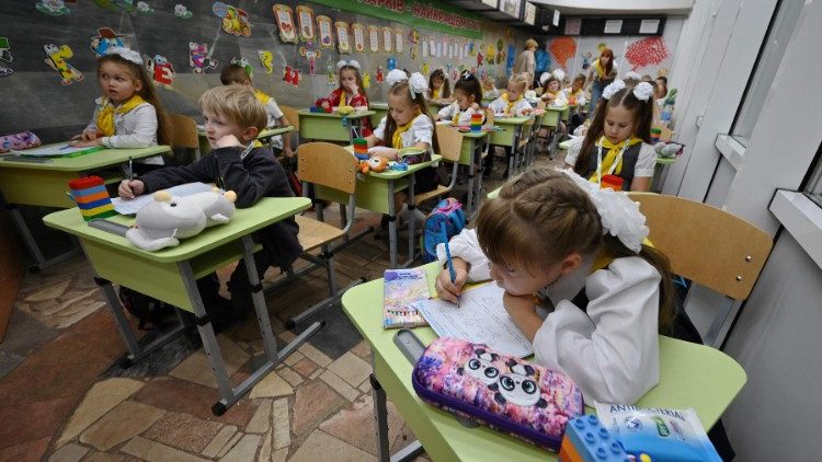 Alunos da primeira série assistem a aula em sala de aula montada em uma estação de metrô de Kharkiv, no dia 4 de setembro de 2023, em meio à invasão russa da Ucrânia. (Photo by SERGEY BOBOK / AFP)