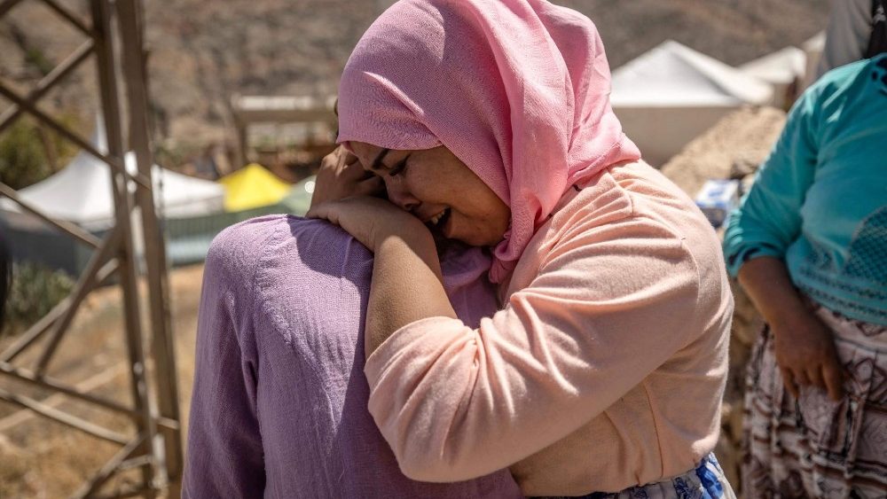 Mulheres reagem depois que equipes de resgate recuperaram o corpo de um membro da família dos escombros na vila de Imi N'Tala, atingida pelo terremoto, perto de Amizmiz, em 13 de setembro de 2023. (Photo by FADEL SENNA / AFP)