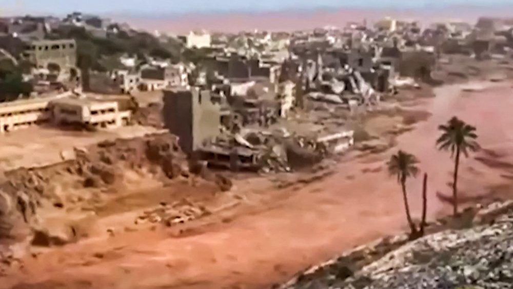 Esta imagem retirada de imagens publicadas nas redes sociais pelo canal de televisão líbio al-Masar em 13 de setembro mostra uma vista aérea de grandes danos causados pelas enchentes após a tempestade mediterrânea "Daniel" ter atingido a cidade de Derna, no leste da Líbia. (Photo by Al-Masar TV / AFP)