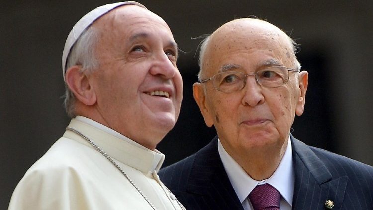 O presidente italiano Giorgio Napolitano (R) olha para o Papa Francisco durante uma reunião no palácio presidencial Quirinale, em Roma, em 14 de novembro de 2013. (Photo by Vincenzo PINTO / AFP)