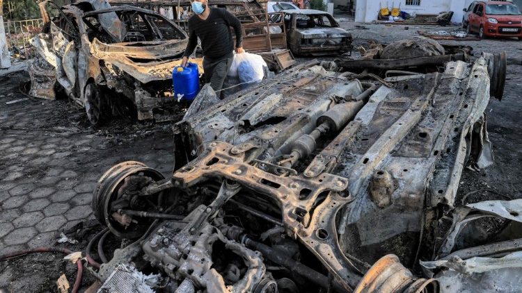 Des voitures calcinées dans l'enceinte de l’hôpital Al Ahli de Gaza, le 18 octobre.