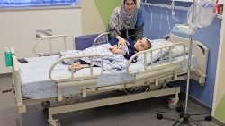 Ein achtjähriger Krebspatient mit seiner Mutter im Auguste-Viktoria-Krankenhaus in Ostjerusalem