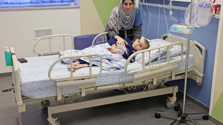 Ein achtjähriger Krebspatient mit seiner Mutter im Auguste-Viktoria-Krankenhaus in Ostjerusalem