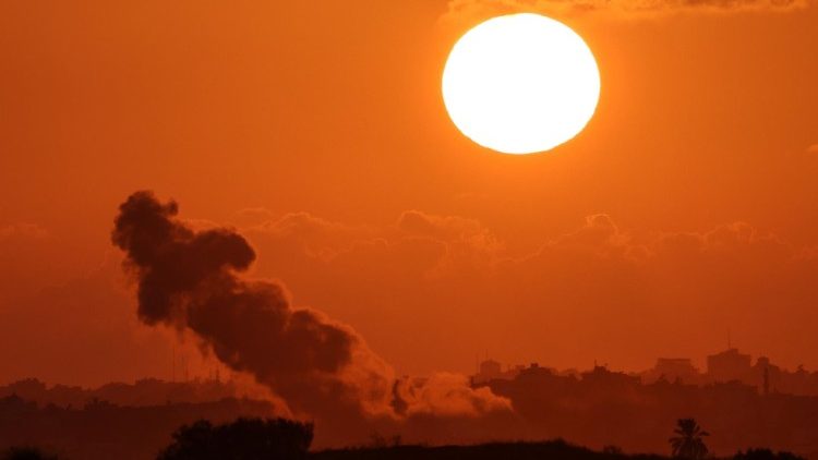 ガザ地区、空爆による煙