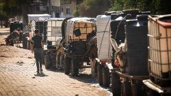 Gaza, personas hacen fila para conseguir agua. (AFP or licensors)