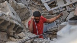 Жыхар сектара Газа сярод руін дома, разбуранага ў выніку ізраільскага ракетнага ўдару