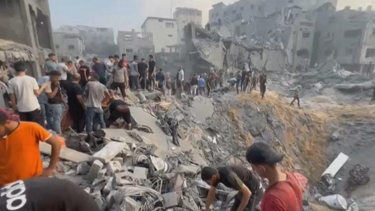 Palestinos buscan supervivientes tras el ataque israelí al campo de refugiados de Jalabiya, norte de la Franja de Gaza