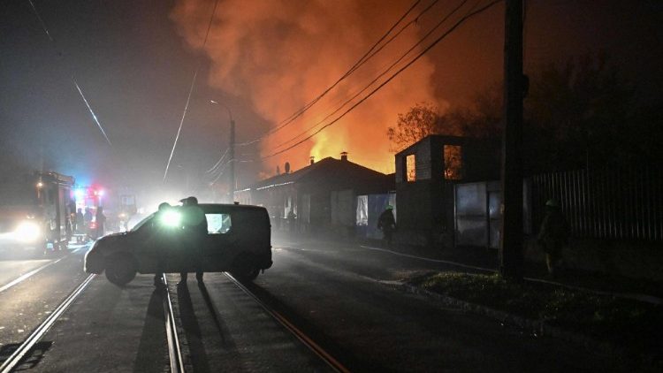 Pożar spowodowany atakiem rosyjskich dronów na Charków, 3 listopada 2023 r.