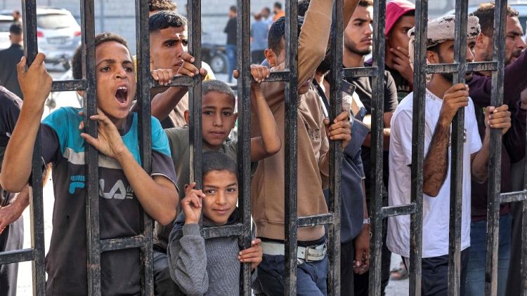 Angehörige erwarten an der Grenze palästinensische Arbeiter, die aus Israel ausgewiesen wurden 