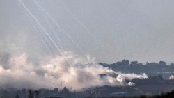Esta imagen tomada desde el sur de Israel, cerca de la frontera con la Franja de Gaza, el 7 de noviembre de 2023, muestra el humo que se eleva desde el norte de Gaza durante los bombardeos de las fuerzas israelíes en medio de los combates en curso entre Israel y el movimiento palestino Hamás.