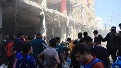 Palestinos inspeccionan los daños en el lugar de un bombardeo israelí en Rafah, en el sur de la Franja de Gaza, el 17 de noviembre de 2023, en medio de los continuos combates entre Israel y el grupo palestino Hamás.