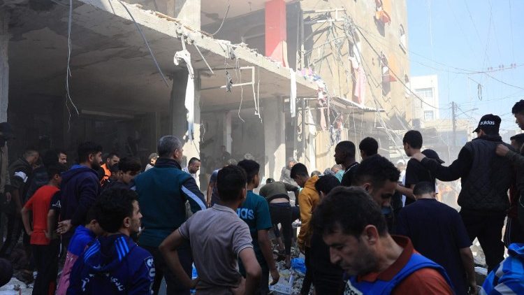 Palestinos inspeccionan los daños en el lugar de un bombardeo israelí en Rafah, en el sur de la Franja de Gaza, el 17 de noviembre de 2023, en medio de los continuos combates entre Israel y el grupo palestino Hamás.