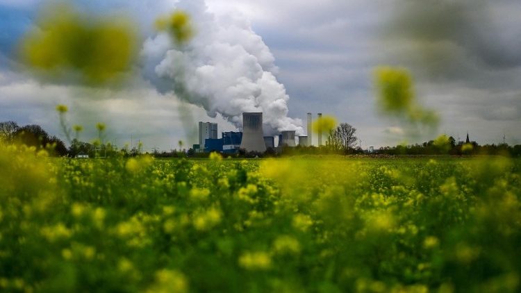 Die Förderung fossiler Energien heizt die Klimakrise an und hemmt die Entwicklung in afrikanischen Ländern.