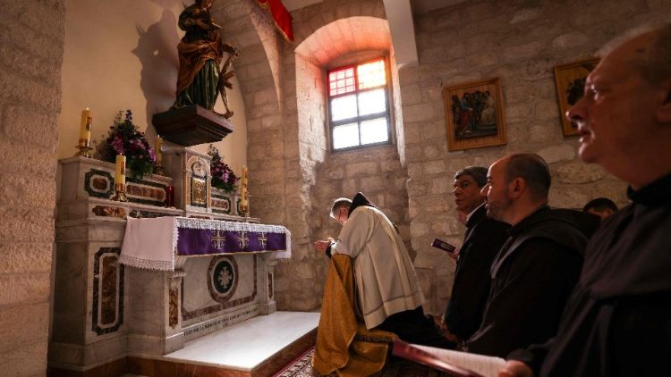 Custódio da Terra Santa, Francesco Patton, em oração na Basílica da Naticidade, em Belém