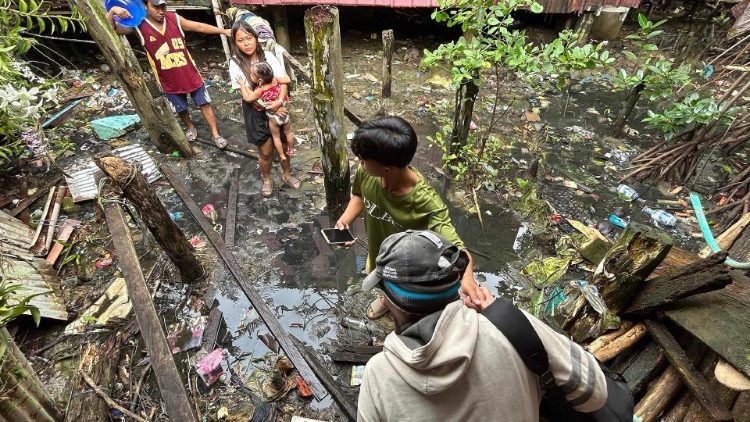 Upepo mkali na mafuriko huko Mkoa wa Surigao del Sur  nchini Ufilippino.