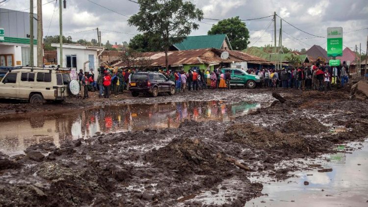 Kazi inayoendelea ni kusafisha tope ili watu waendelee na maisha kama kawaida