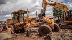 Waziri Mkuu wa Tanzania Kassim Majaliwa Jumanne, Desemba 5, 2023, ameshuhudia kazi ya kusomba matope kwenye mji mdogo wa Katesh, wilayani Hanang, mkoani Manyara.