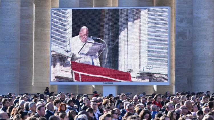 Fiéis acompanham o Angelus em telão na Praça São Pedro. (Foto AFP/Alberto Pizzoli)