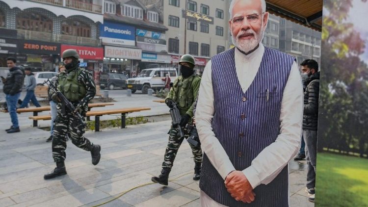 Ein Modi-Pappaufsteller im Kaschmirtal